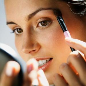 Tips for Applying Eye Cosmetics Safely